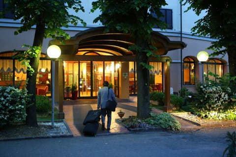 Facade/entrance, Night, Guests