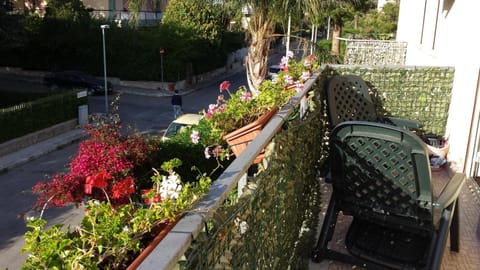 View (from property/room), Balcony/Terrace, Seating area, Garden view, Landmark view, Mountain view