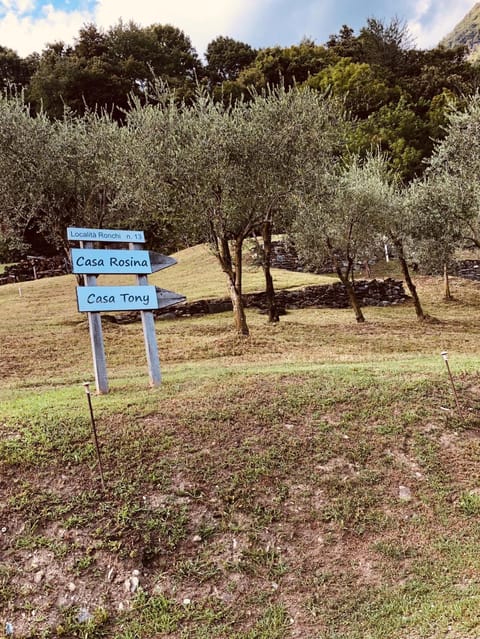 Casa di campagna Tony con piscina e vista lago Apartment in Colico