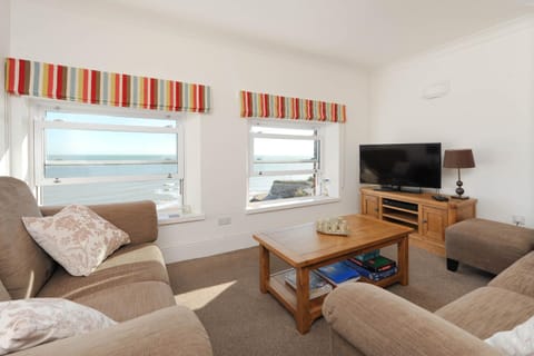 2 Bed beach front apartment with spectacular views overlooking Viking Bay Condo in Broadstairs
