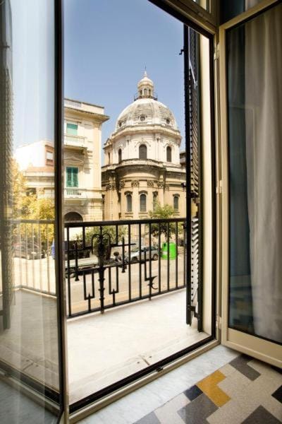 Property building, Nearby landmark, Day, Balcony/Terrace, Street view