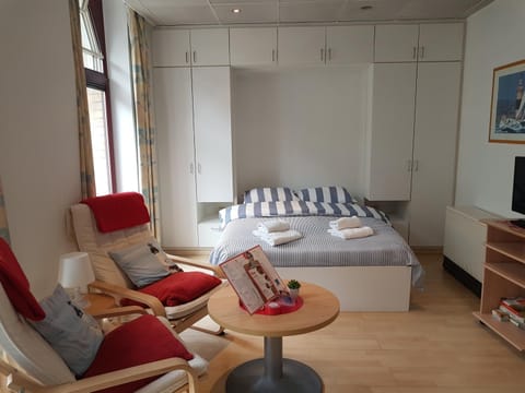 Bed, TV and multimedia, towels