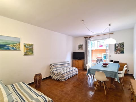 Communal lounge/ TV room, Living room, Dining area, Lunch, Lunch