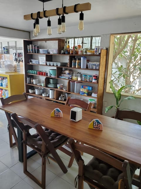 Coffee/tea facilities, Kitchen or kitchenette, Dining area