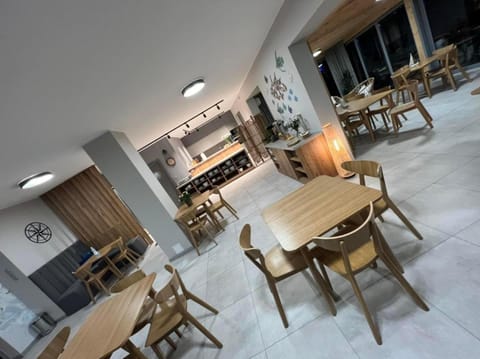 Restaurant/places to eat, Seating area, Dining area