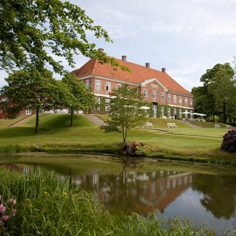 Facade/entrance, Area and facilities