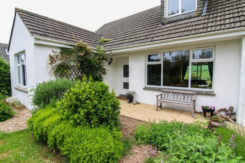 Property building, Patio, Day, Garden, On site, Garden view