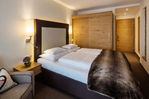 Photo of the whole room, Decorative detail, Mountain view