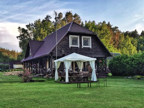 Property building, Patio, Day, Neighbourhood, Natural landscape, Seating area