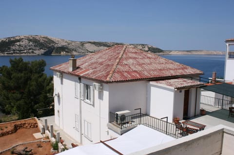 Apartments and rooms by the sea Stara Novalja, Pag - 6303 Bed and Breakfast in Novalja