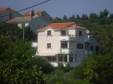 Apartments and rooms by the sea Jakisnica, Pag - 4160 Alojamiento y desayuno in Lun