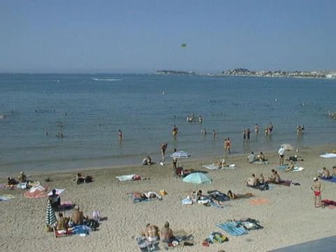 50m Plage T2 Grande Terrasse Vue Mer Climatisé Piscine Chauffée, Parking clos gratuit Condominio in Sanary-sur-Mer