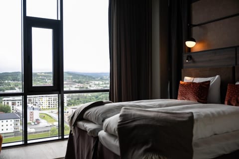 Bed, Natural landscape, TV and multimedia, View (from property/room), Bedroom, Mountain view