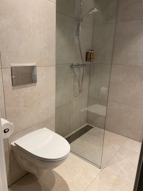 Shower, Toilet