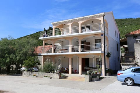 Apartments by the sea Brijesta, Peljesac - 10223 Condo in Putniković