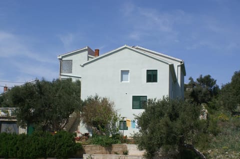 Rooms by the sea Jakisnica, Pag - 4076 Bed and Breakfast in Lun