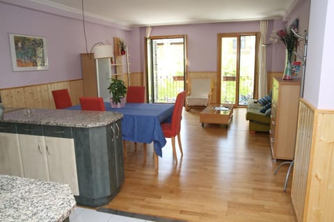 Seating area, Dining area