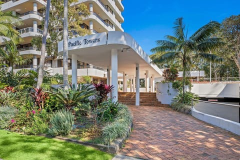 Property building, Day, Garden, Balcony/Terrace