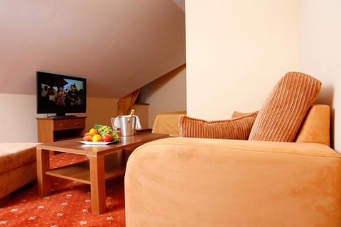 Communal lounge/ TV room, TV and multimedia, Living room, Seating area