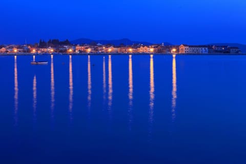 Nearby landmark, Restaurant/places to eat, Neighbourhood, Beach, Area and facilities