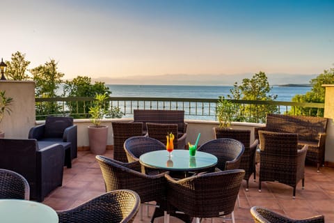 Lounge or bar, Sea view, Drinks, Alcoholic drinks