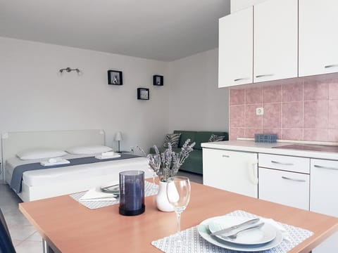 Kitchen or kitchenette, Dining area