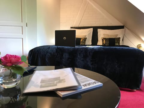 Photo of the whole room, Decorative detail