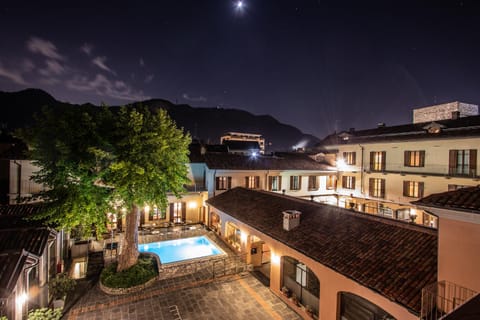 Property building, Pool view
