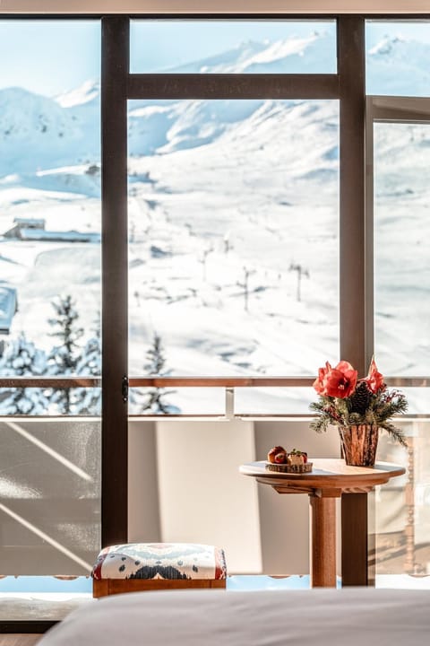 Natural landscape, View (from property/room), Balcony/Terrace, Photo of the whole room, Dining area, Bedroom, Mountain view