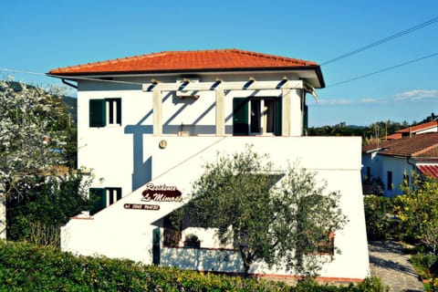 Nearby landmark, Facade/entrance, Natural landscape, Beach, Supermarket/grocery shop
