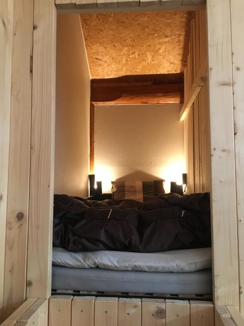 Bedroom, bunk bed