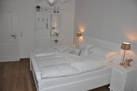 White Cottage Garden Bed and Breakfast in Cloppenburg