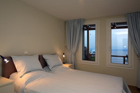 Bed, Bedroom, Garden view, Pool view, Sea view