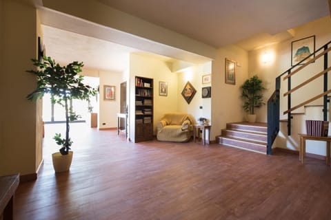 Communal lounge/ TV room, Lobby or reception