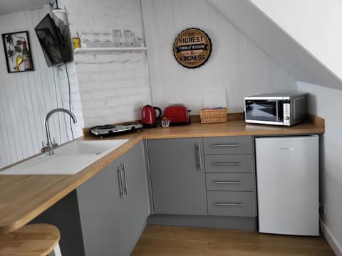 Coffee/tea facilities, Kitchen or kitchenette, minibar, stove, toaster