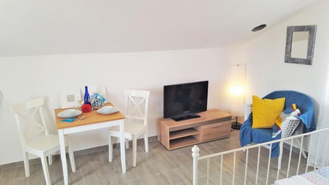 Spring, Winter, Summer, Living room, Food and drinks, Seating area, Dining area, Autumn, On site