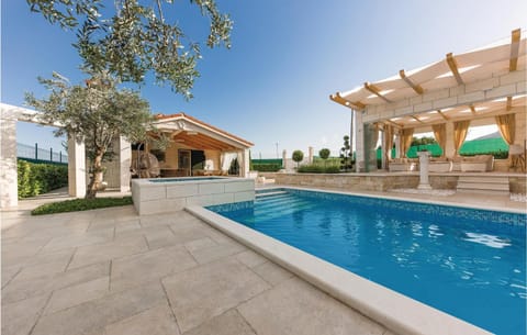 Stunning Home In Seget Donji With 3 Bedrooms, Jacuzzi And Heated Swimming Pool House in Trogir