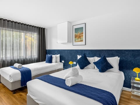 Bed, Bedroom, towels