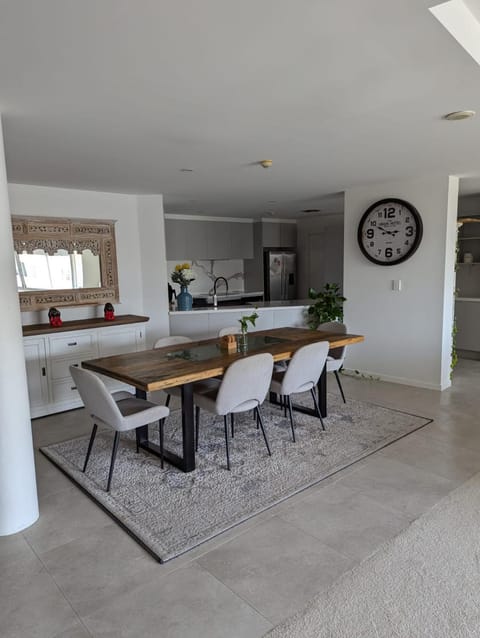 Kitchen or kitchenette, Seating area, Dining area