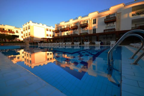 Property building, Pool view, Swimming pool, sunbed