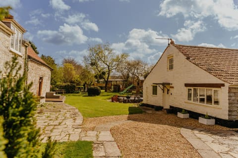 Property building, Garden, Parking