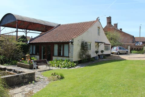 Patio, Facade/entrance, Spring, Day, Garden, On site