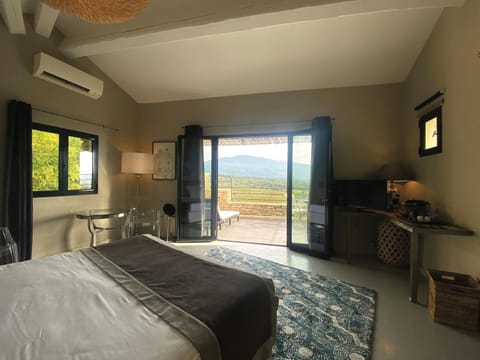 Bed, Natural landscape, TV and multimedia, View (from property/room), Balcony/Terrace, Photo of the whole room, air conditioner