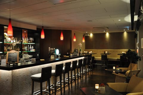 Restaurant/places to eat, Lounge or bar