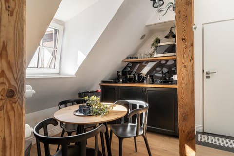 Kitchen or kitchenette, Seating area, Dining area