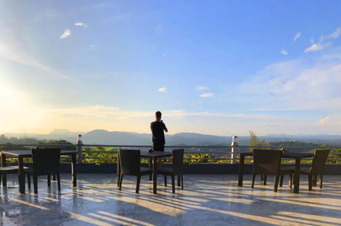 Restaurant/places to eat, Day, People, Natural landscape, View (from property/room), Balcony/Terrace, Dining area, Mountain view