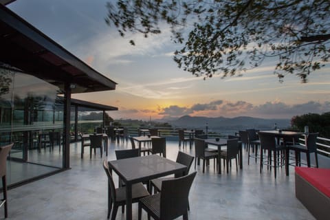 Restaurant/places to eat, Day, Natural landscape, View (from property/room), Balcony/Terrace, Lake view, Mountain view, Sunset