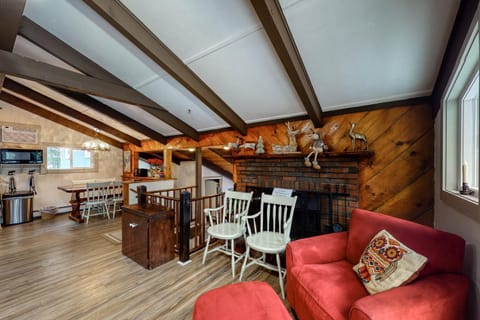 Covered Bridge Chalet House in Bartlett