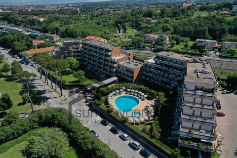 Property building, Day, Neighbourhood, Natural landscape, Bird's eye view, City view, Pool view, Street view, Swimming pool, Location, Parking