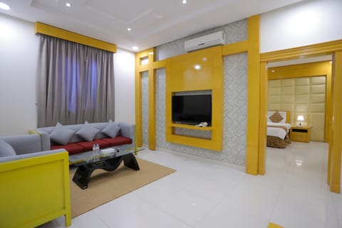 TV and multimedia, Living room, Photo of the whole room, Seating area, Bedroom